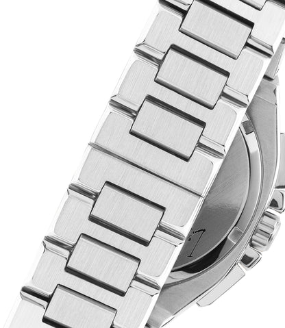 Silver metal bracelet detail of Beverly Hills Polo Club watch with link design
